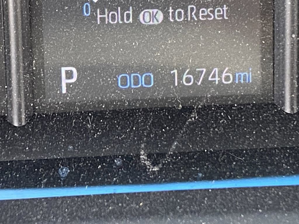 Used 2022 Toyota Venza LE image 12