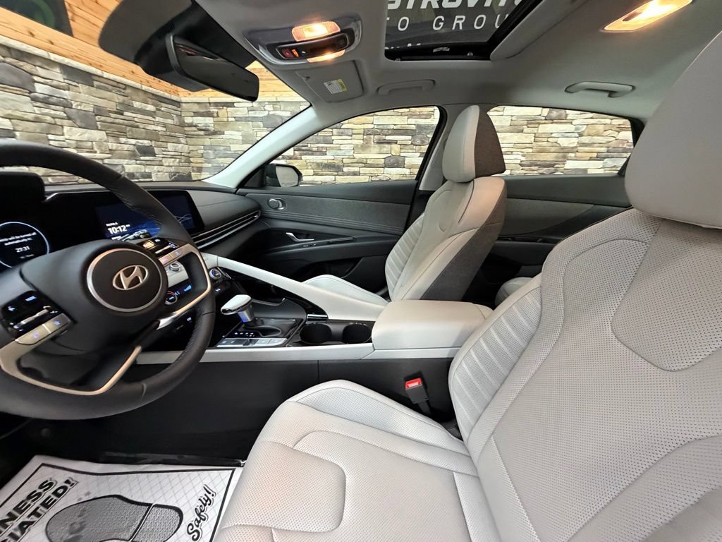 Used 2025 Hyundai Elantra Limited FWD image 11
