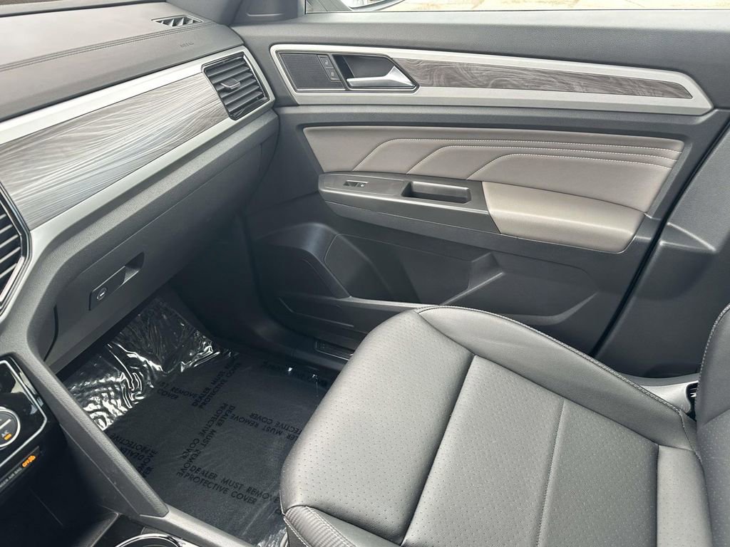 Certified 2023 Volkswagen Atlas Cross Sport SE w/ Black Wheel Package image 33