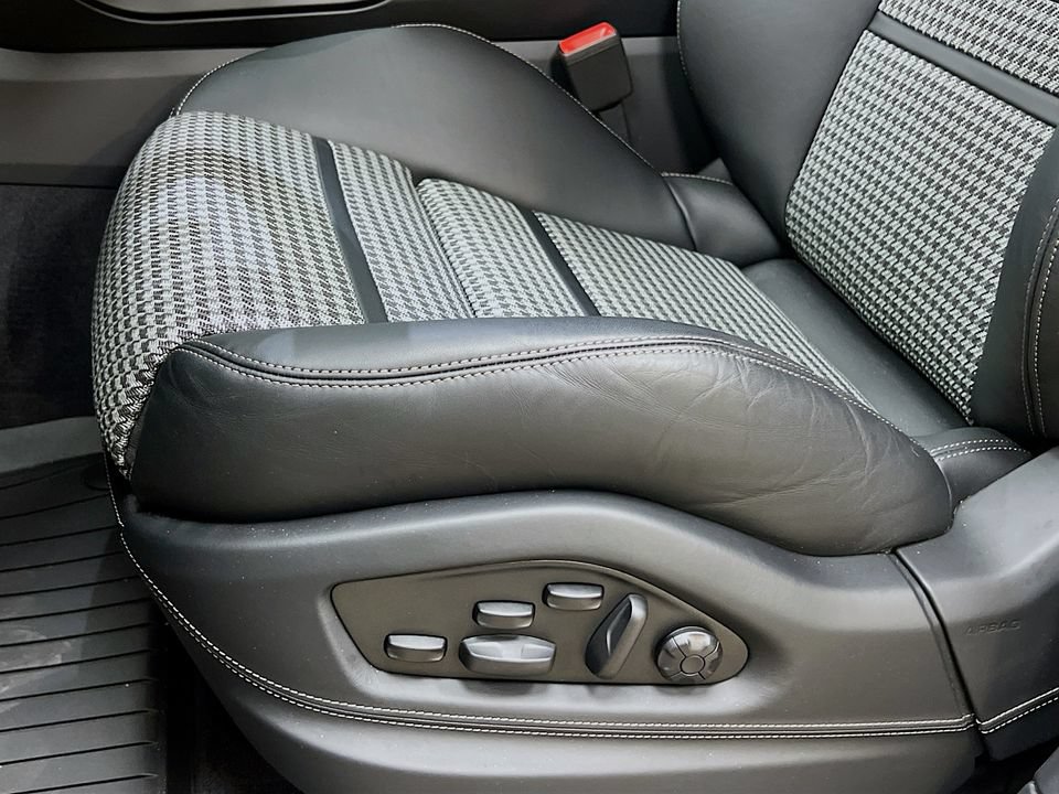 Certified 2026 Porsche Cayenne Turbo AWD/4WD image 21