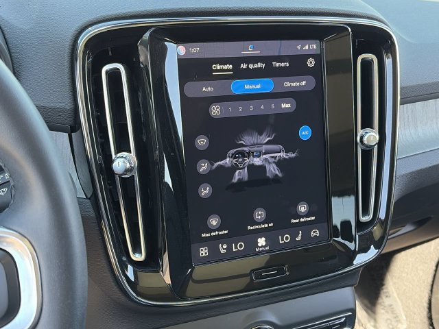 Certified 2023 Volvo XC40 B4 Ultimate w/ Climate Package FWD image 31