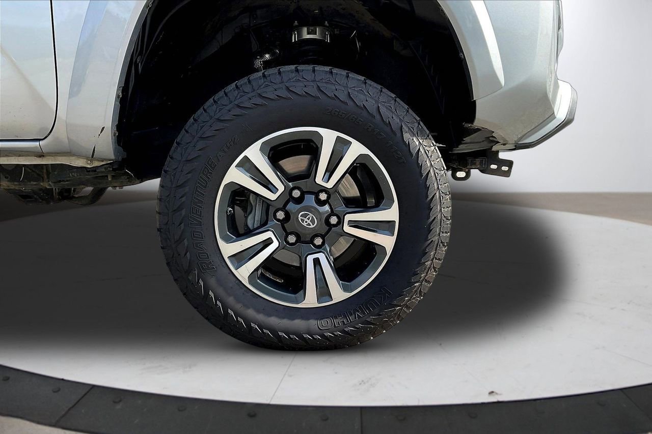 Used 2018 Toyota Tacoma SR5 AWD/4WD image 33