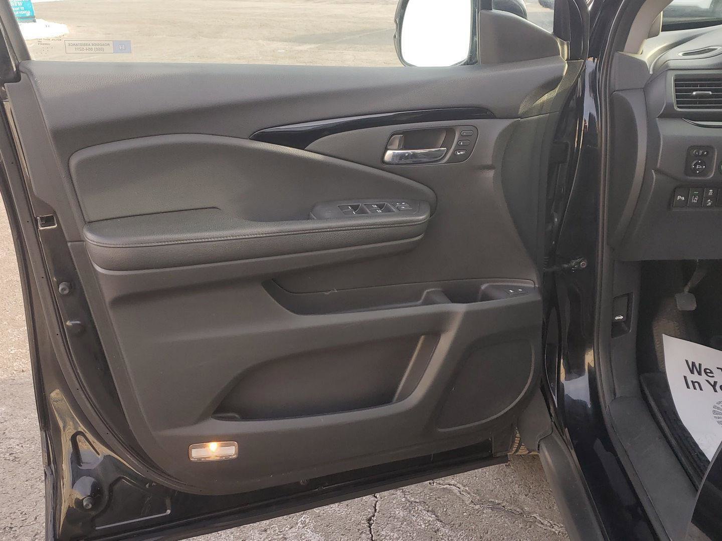 Used 2017 Honda Pilot Touring image 9