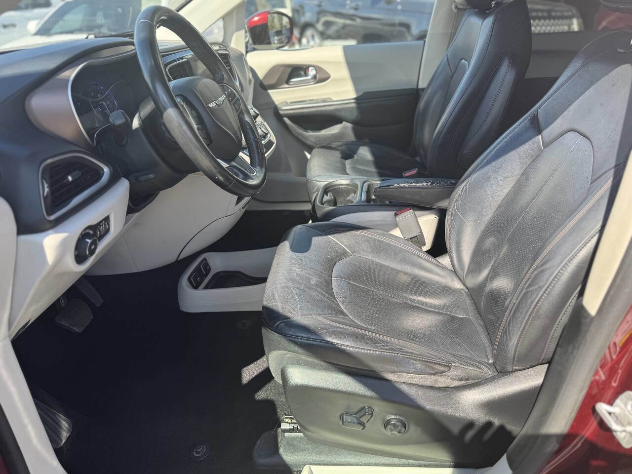 Used 2019 Chrysler Pacifica Touring-L FWD image 10