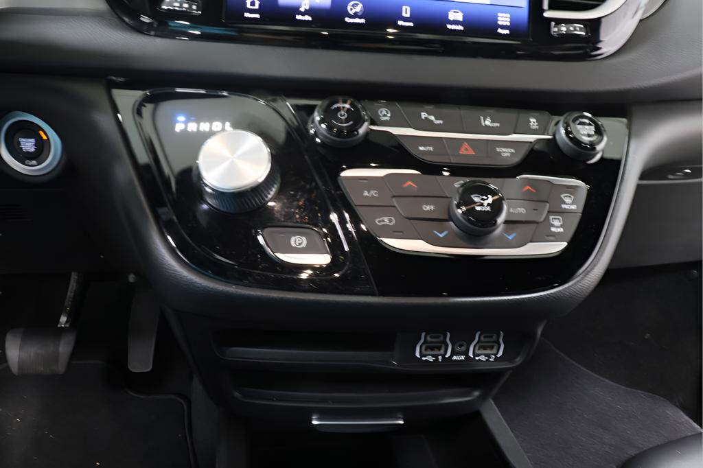 Used 2025 Chrysler Pacifica Select FWD image 9