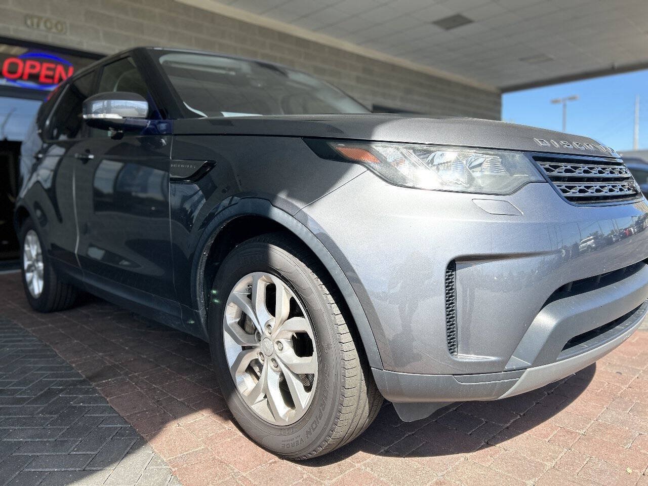 Used 2018 Land Rover Discovery SE AWD/4WD image 24