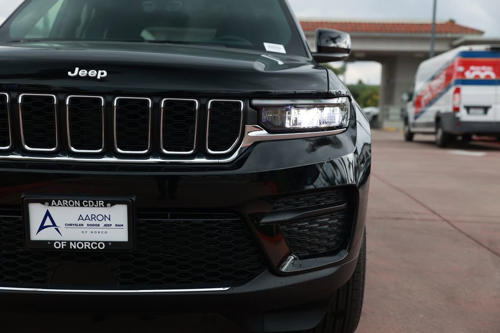 New 2025 Jeep Grand Cherokee Laredo image 5