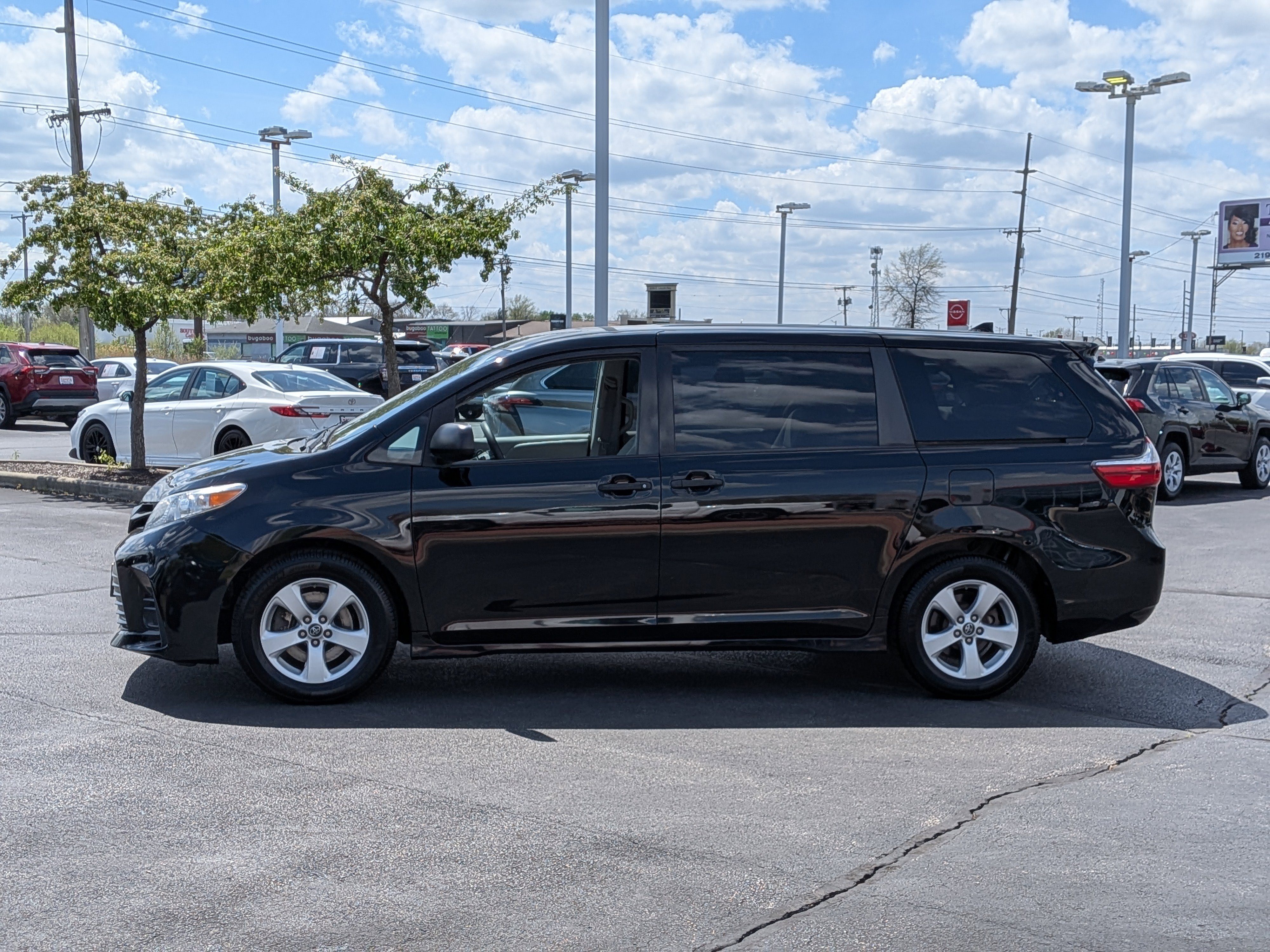 Used 2019 Toyota Sienna L w/ Carpet Mat Package FWD image 5