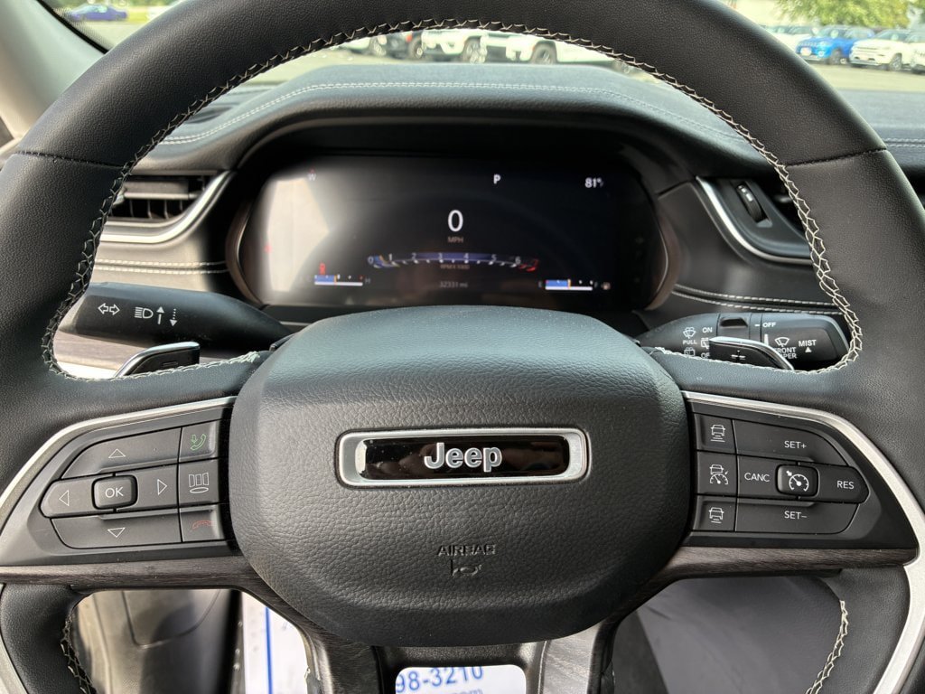 Used 2023 Jeep Grand Cherokee Limited w/ Black Appearance Package AWD/4WD image 20