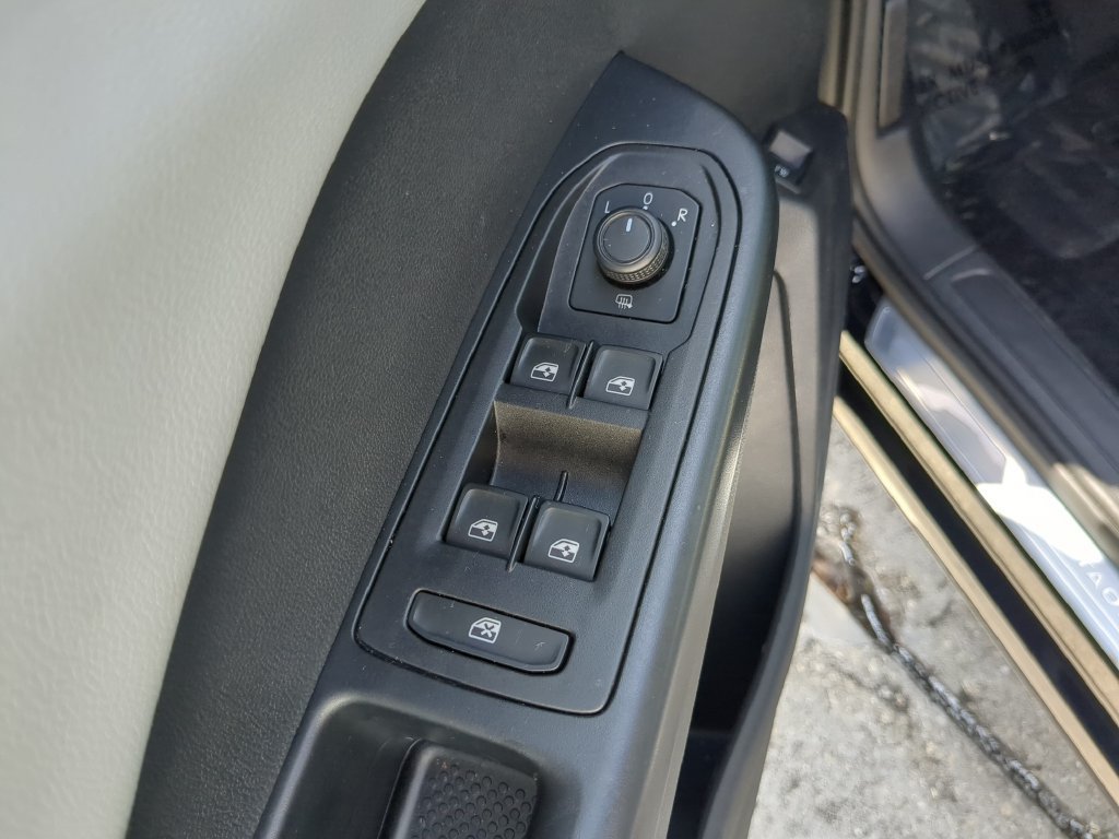 Certified 2022 Volkswagen Taos SE FWD image 18