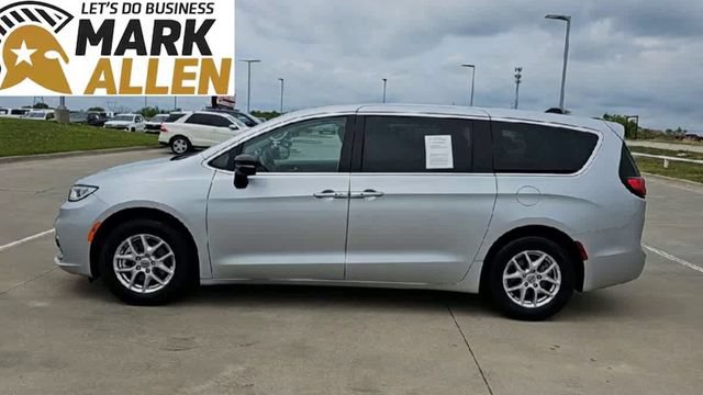 Used 2024 Chrysler Pacifica Touring-L FWD image 5