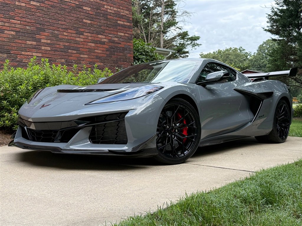 Used 2025 Chevrolet Corvette ZR1 w/ ZR1 Carbon Fiber Aero Package image 2