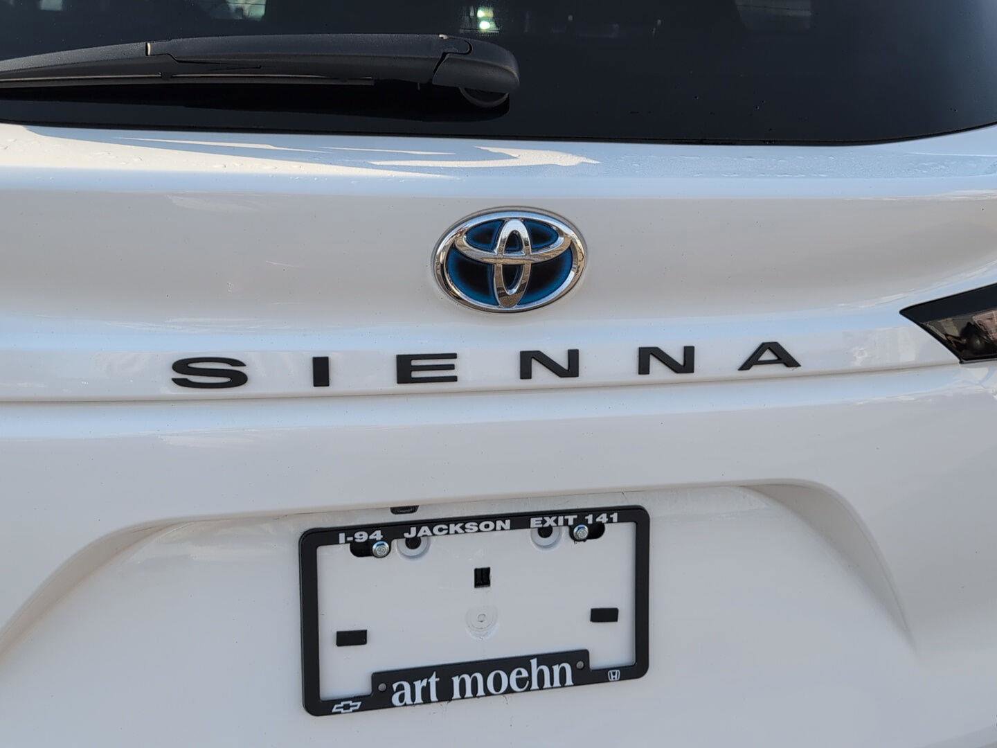 Used 2025 Toyota Sienna LE image 6