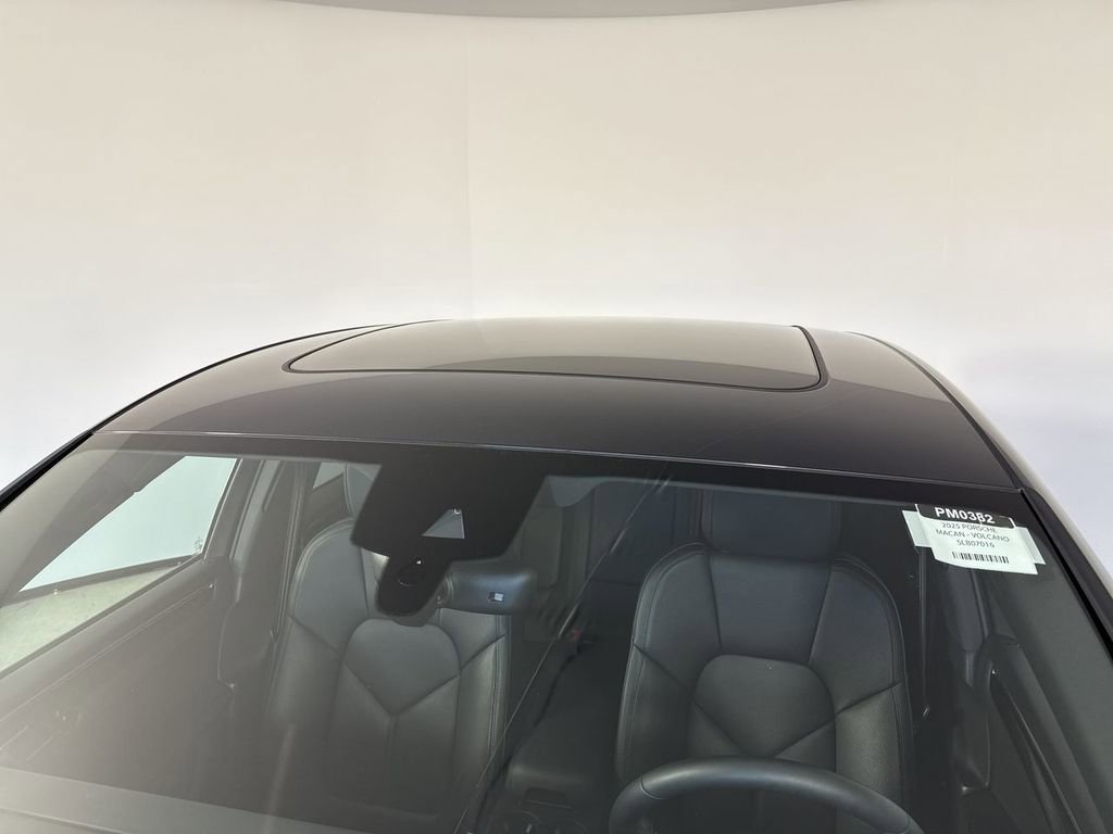 Certified 2025 Porsche Macan image 17