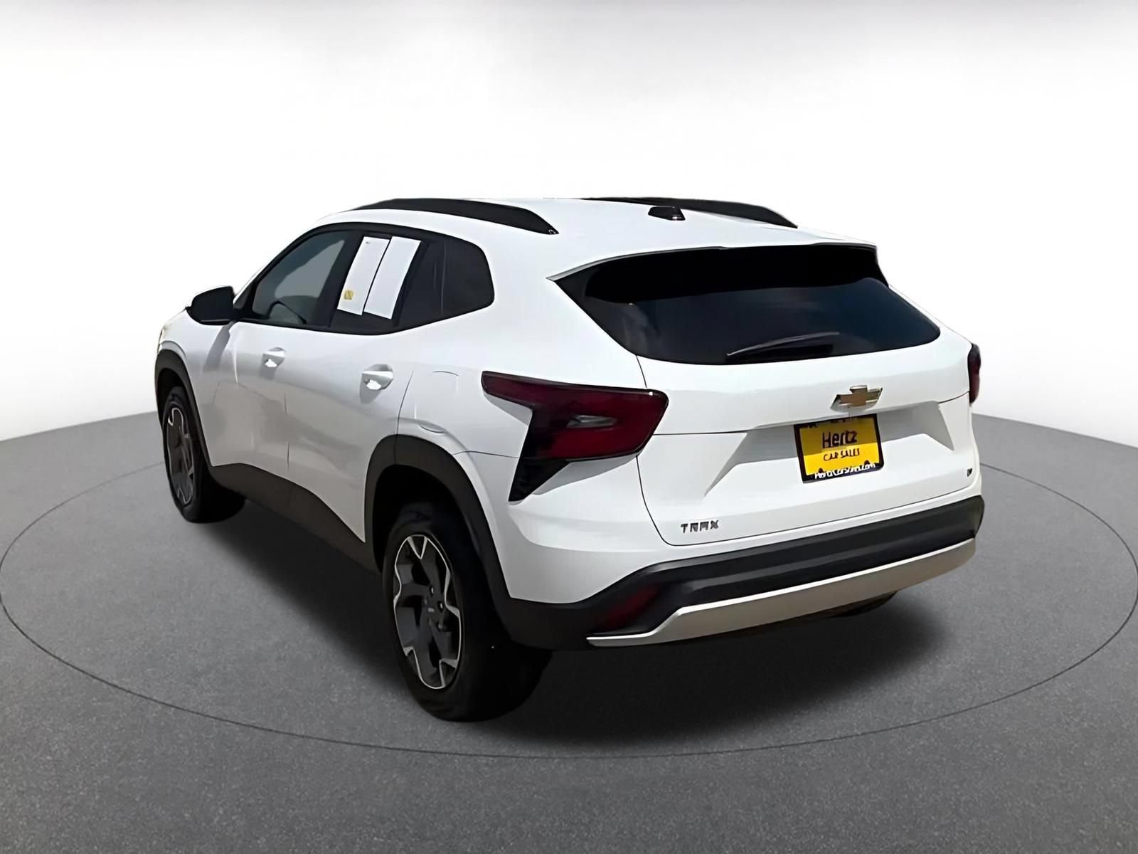 Used 2025 Chevrolet Trax LT FWD image 11