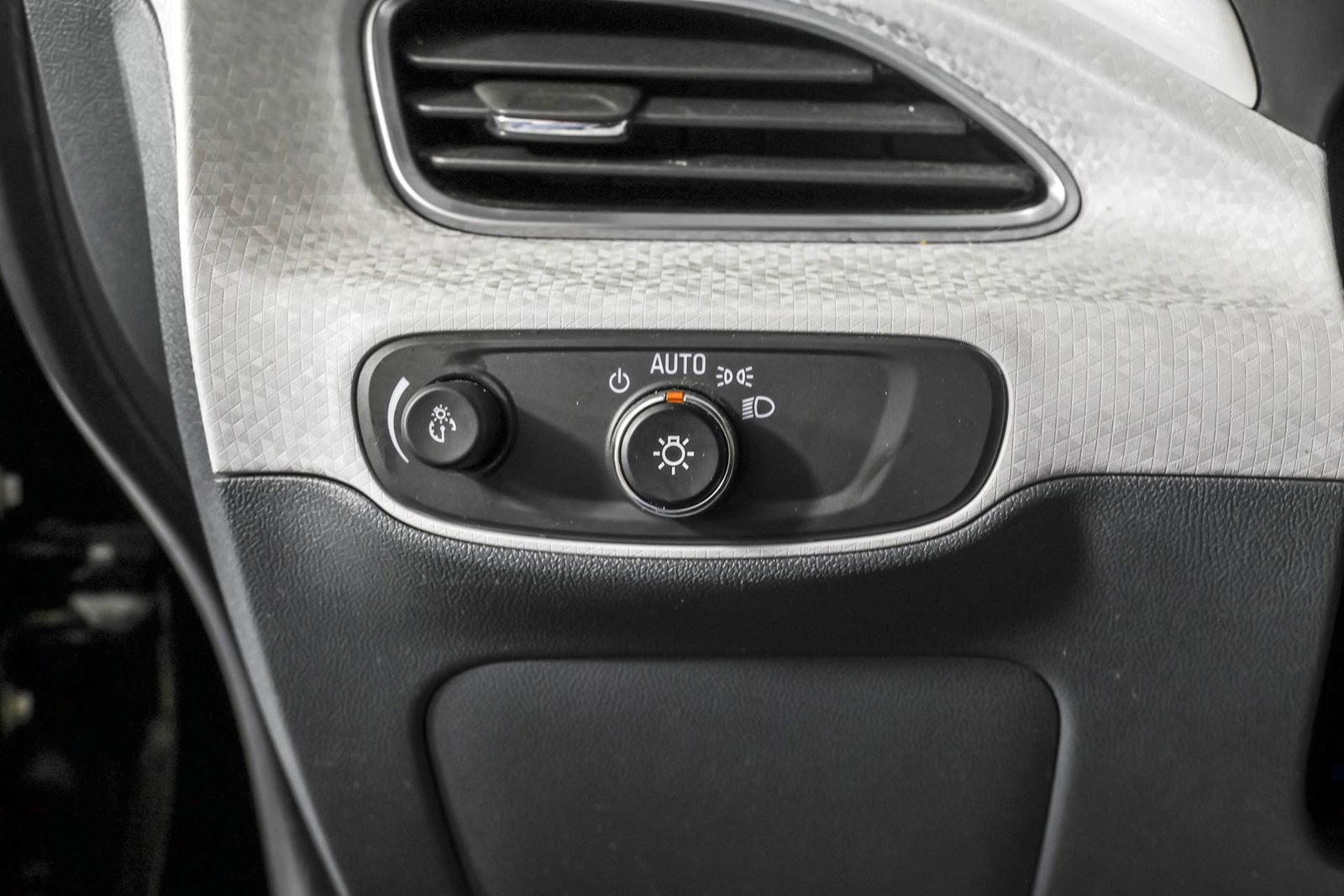 Used 2019 Chevrolet Bolt Premier w/ Infotainment Package image 24