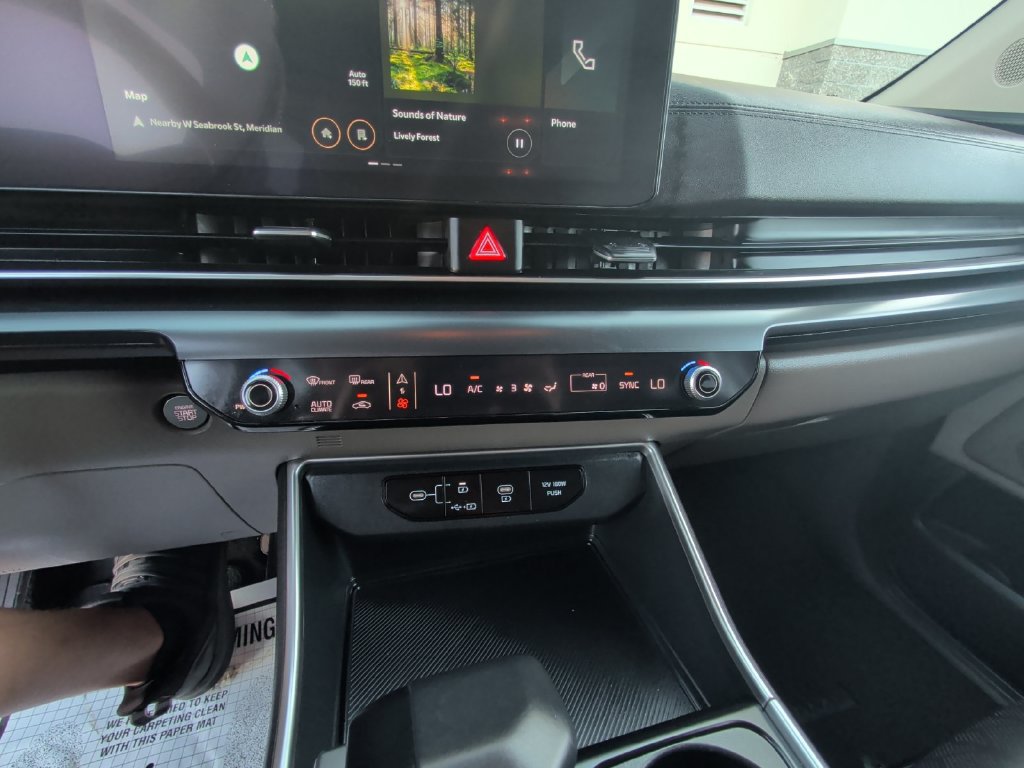 Used 2025 Kia Carnival FWD image 23