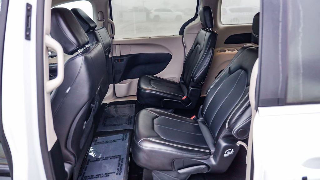 Certified 2024 Chrysler Pacifica Touring-L image 19
