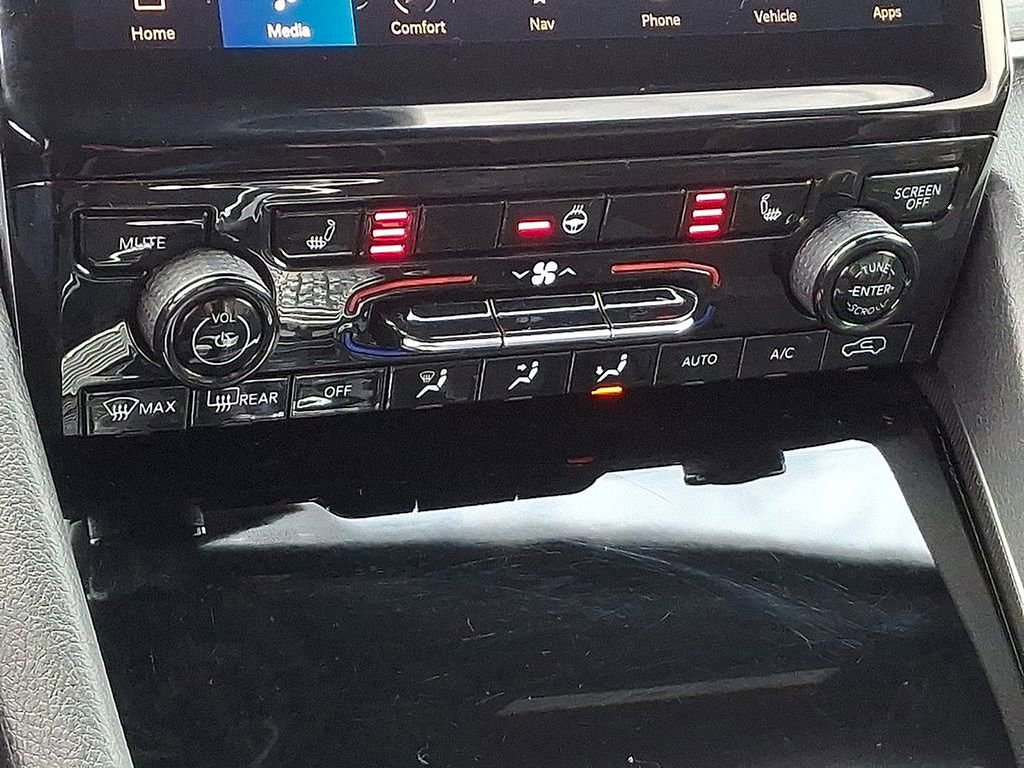 Used 2024 Jeep Grand Cherokee Limited w/ Black Appearance Package image 15