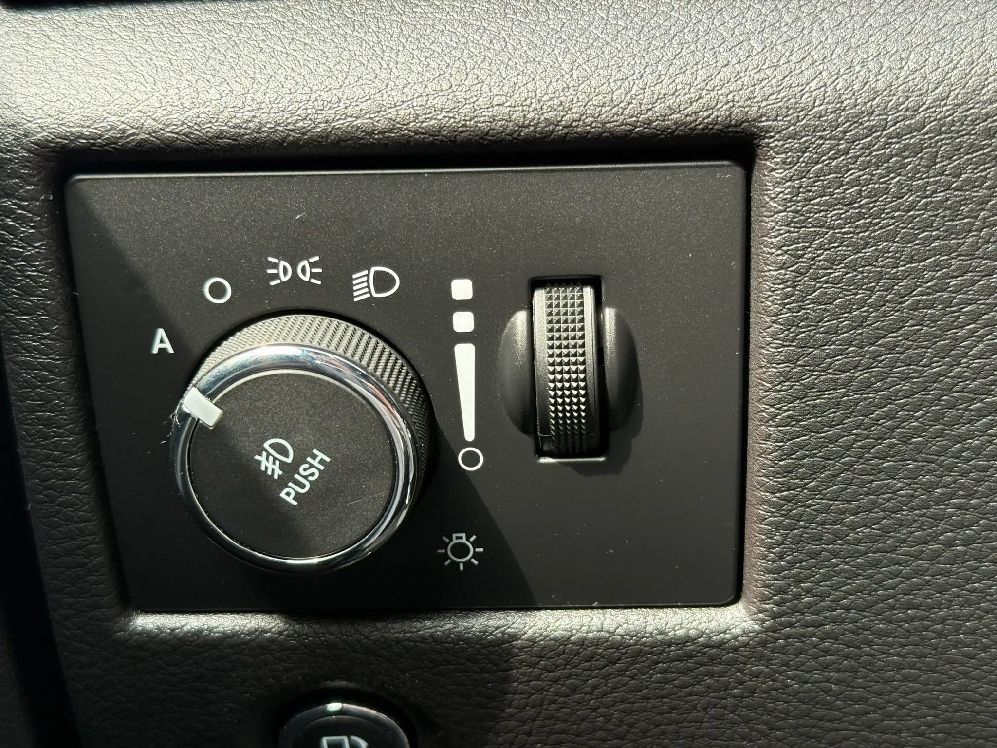 Used 2019 Jeep Grand Cherokee Laredo AWD/4WD image 25