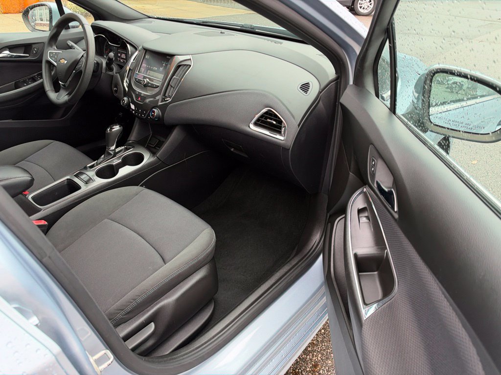 Used 2017 Chevrolet Cruze LT w/ Convenience Package FWD image 40