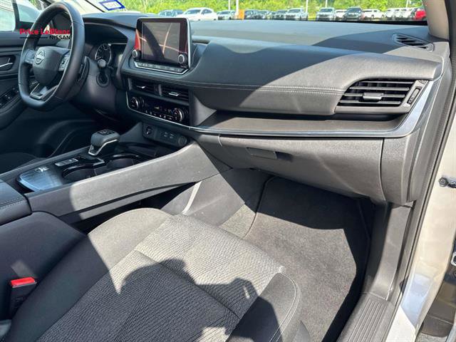 Used 2025 Nissan Rogue SV FWD image 12