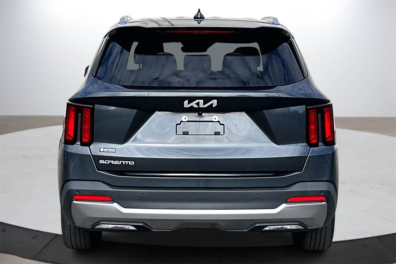 Used 2024 Kia Sorento S image 8