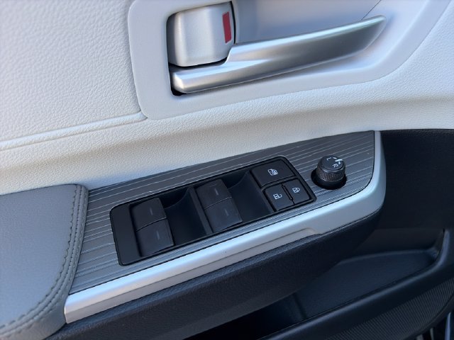 Used 2026 Toyota Sienna XLE FWD image 11