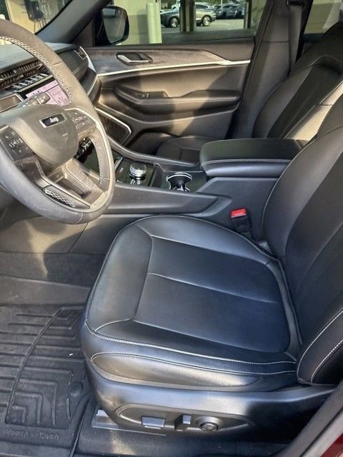 Used 2025 Jeep Grand Cherokee Limited w/ Black Appearance Package image 14