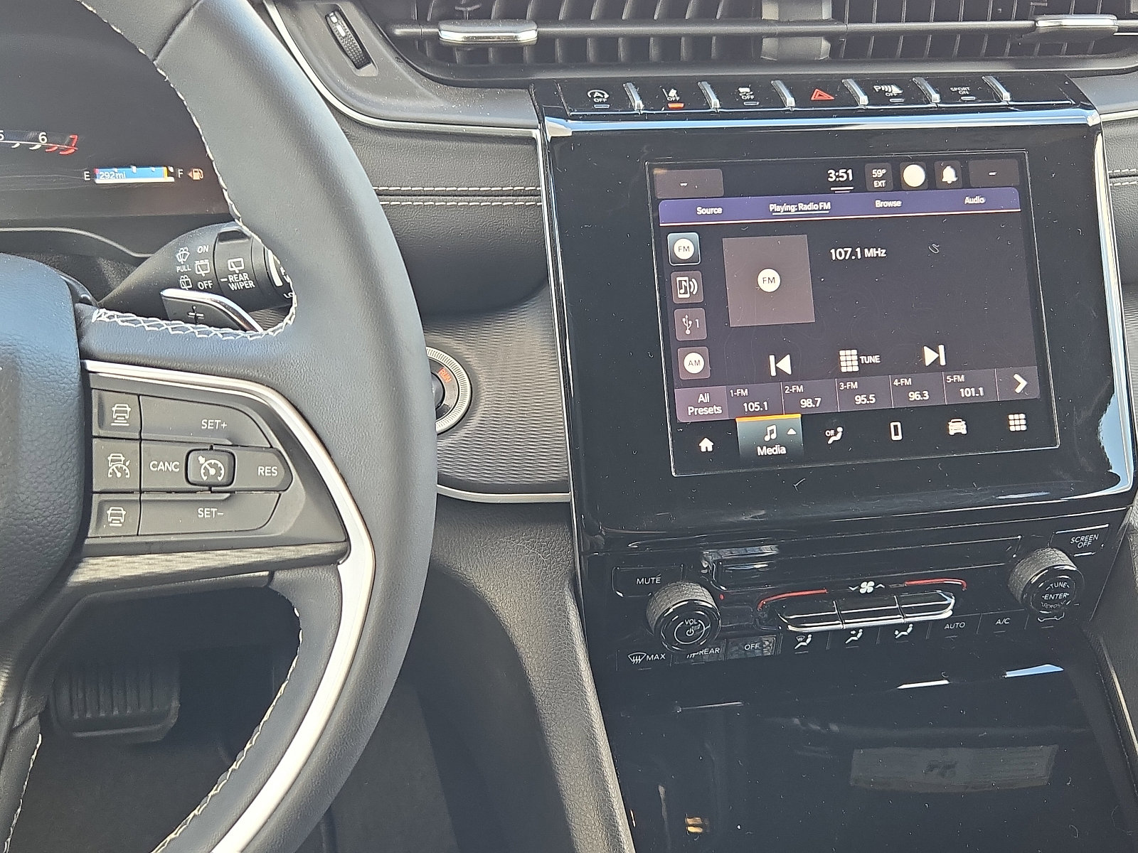 Used 2024 Jeep Grand Cherokee L Laredo image 12