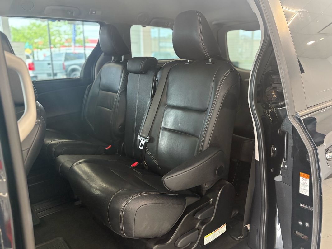 Used 2015 Toyota Sienna SE w/ SE Preferred Package FWD image 27