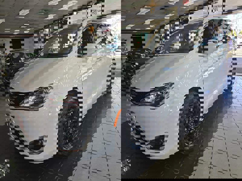 Used 2018 Chrysler Pacifica Touring Plus w/ Tire & Wheel Group image 1