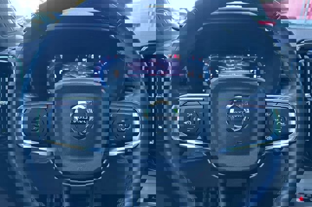 Used 2023 Volvo XC40 B4 Ultimate image 27