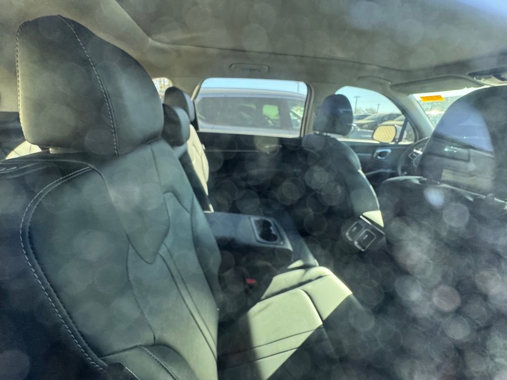 Certified 2025 Kia Sorento S w/ Panoramic Sunroof Package image 4