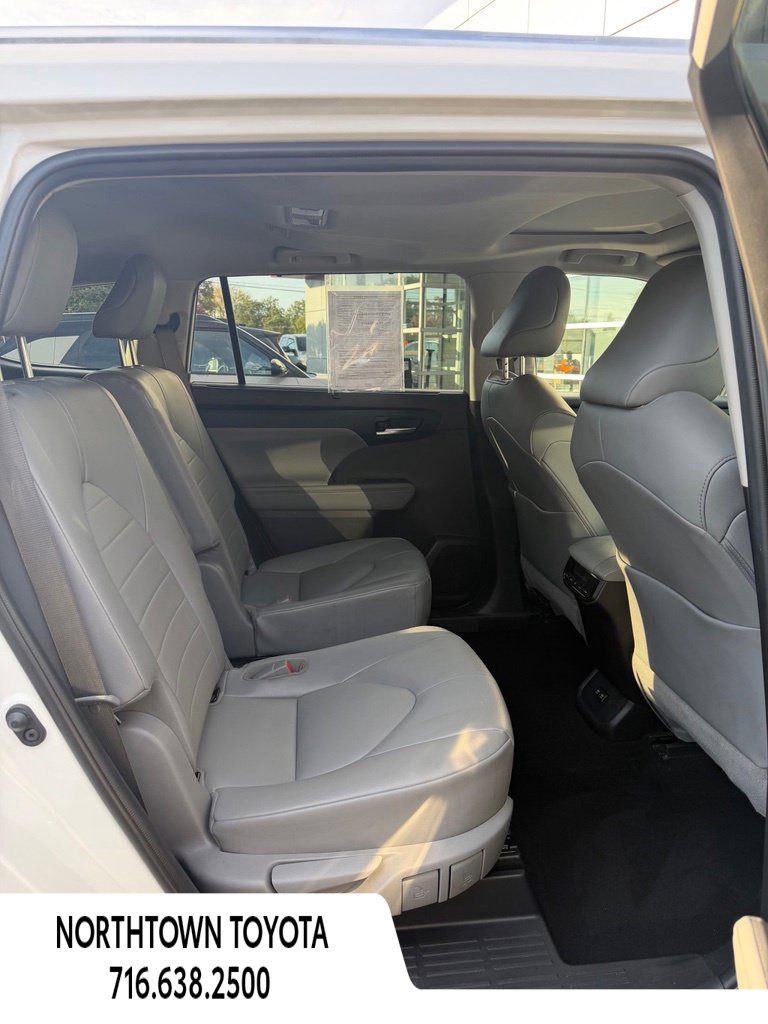 Used 2021 Toyota Highlander XLE FWD image 16