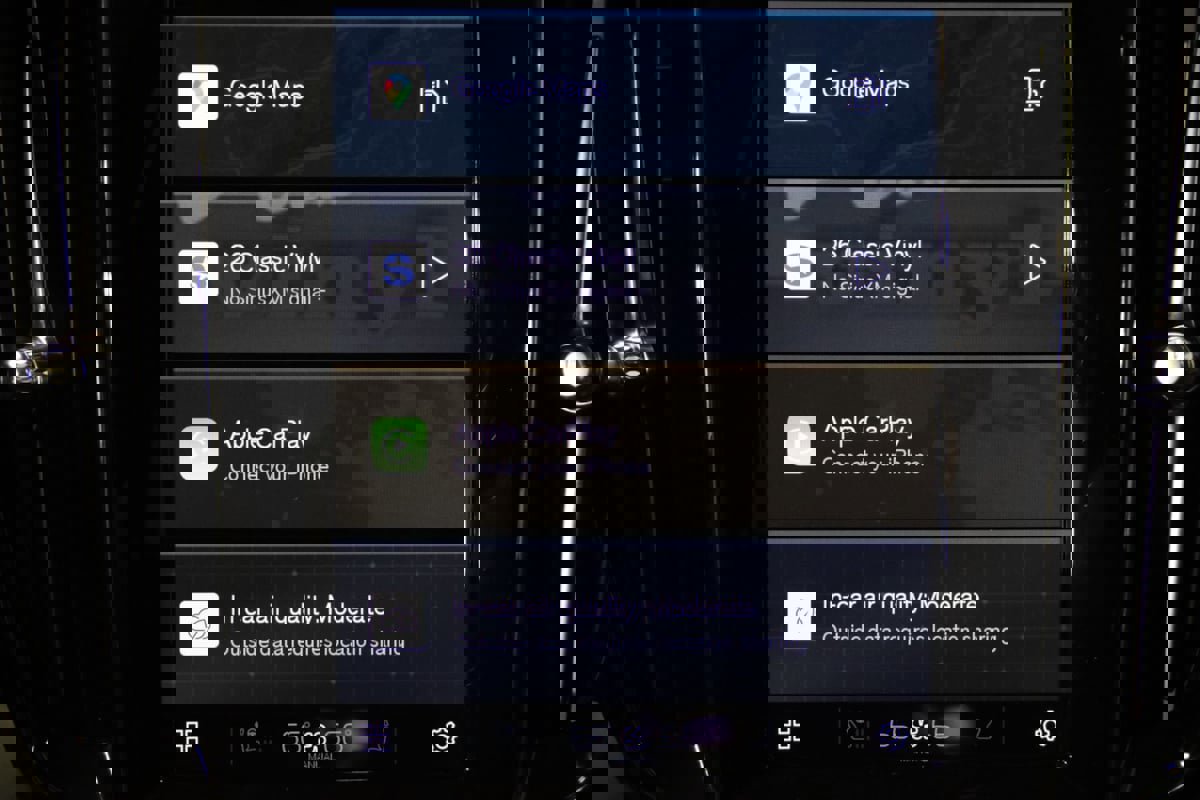 Used 2025 Volvo V60 B5 Cross Country Plus image 40