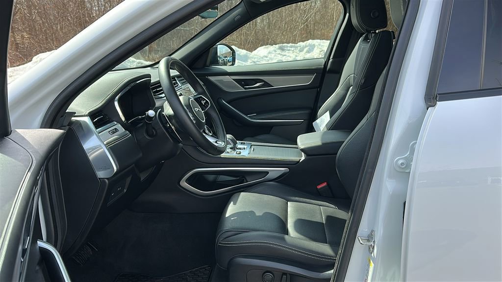 Certified 2025 Jaguar F-PACE R-Dynamic S image 9