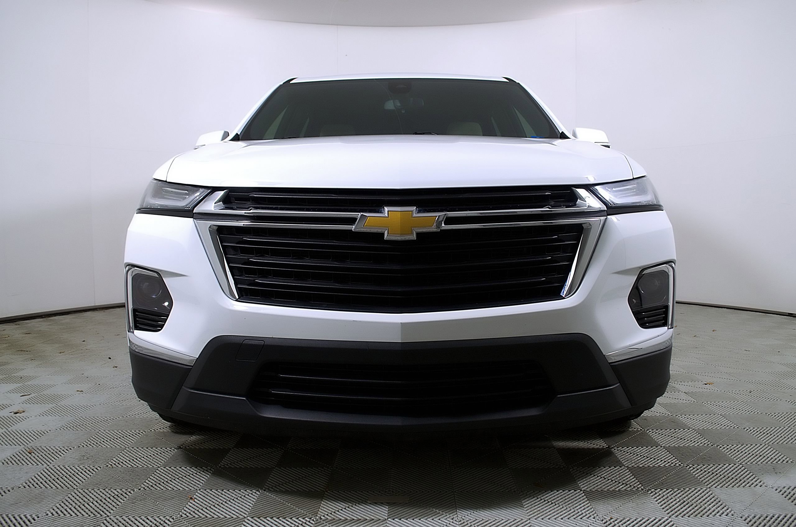 Used 2023 Chevrolet Traverse LS w/ Safety Package FWD image 6