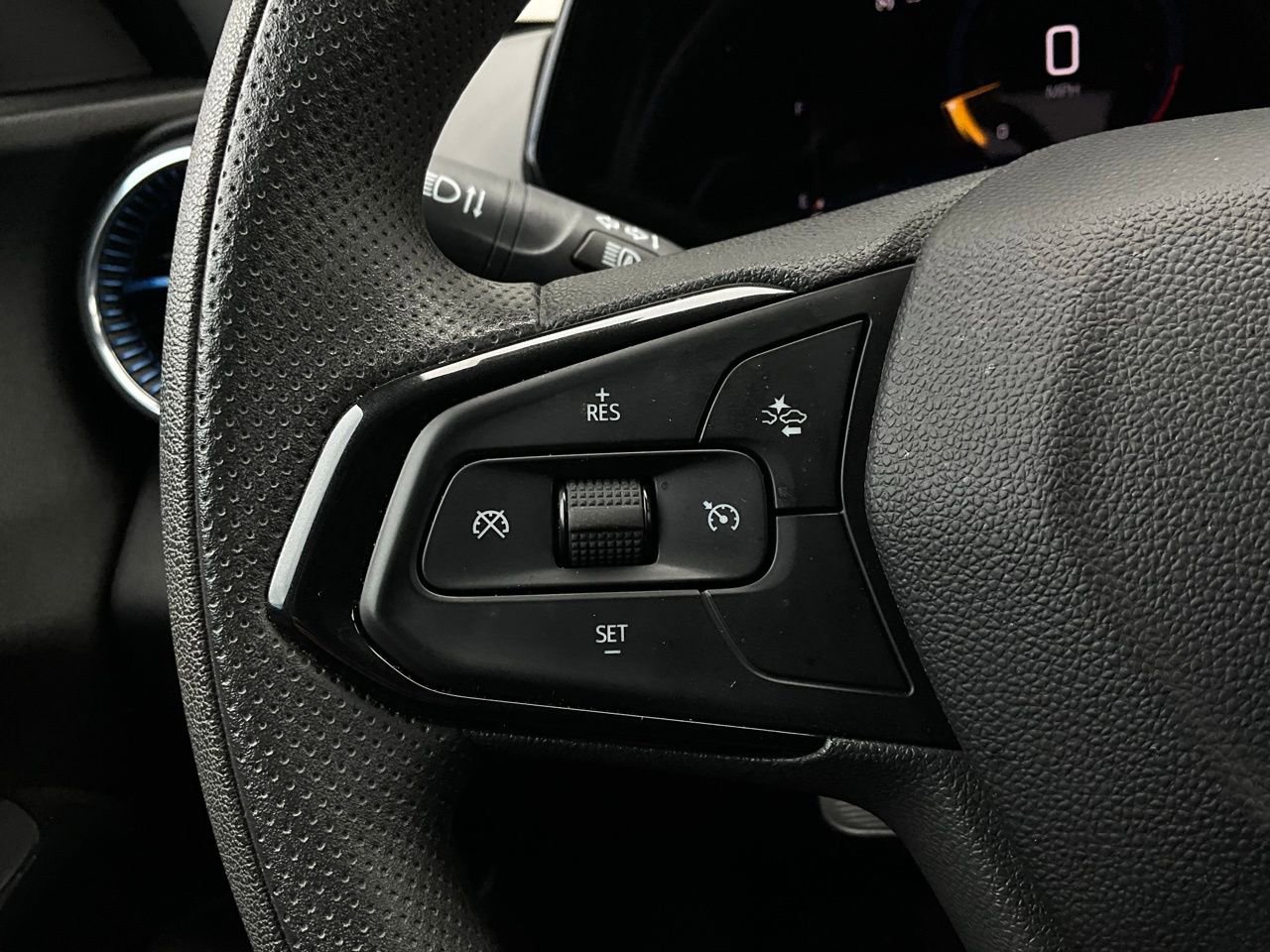 Used 2025 Chevrolet Trax LT image 32