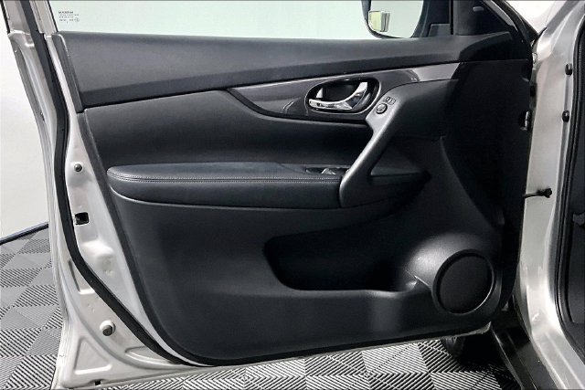 Used 2017 Nissan Rogue SV FWD image 24