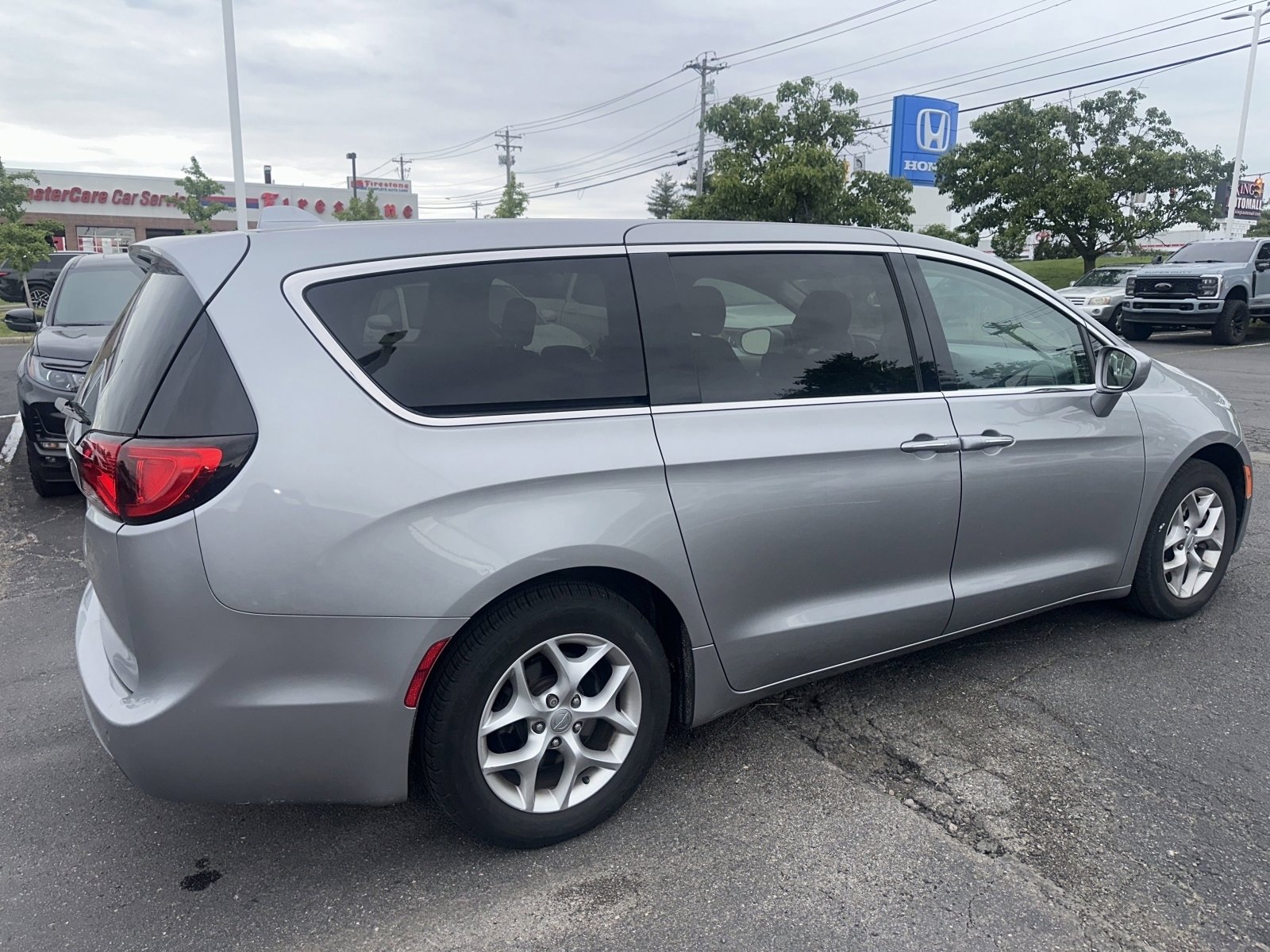 Used 2019 Chrysler Pacifica Touring Plus w/ Tire & Wheel Group FWD image 24