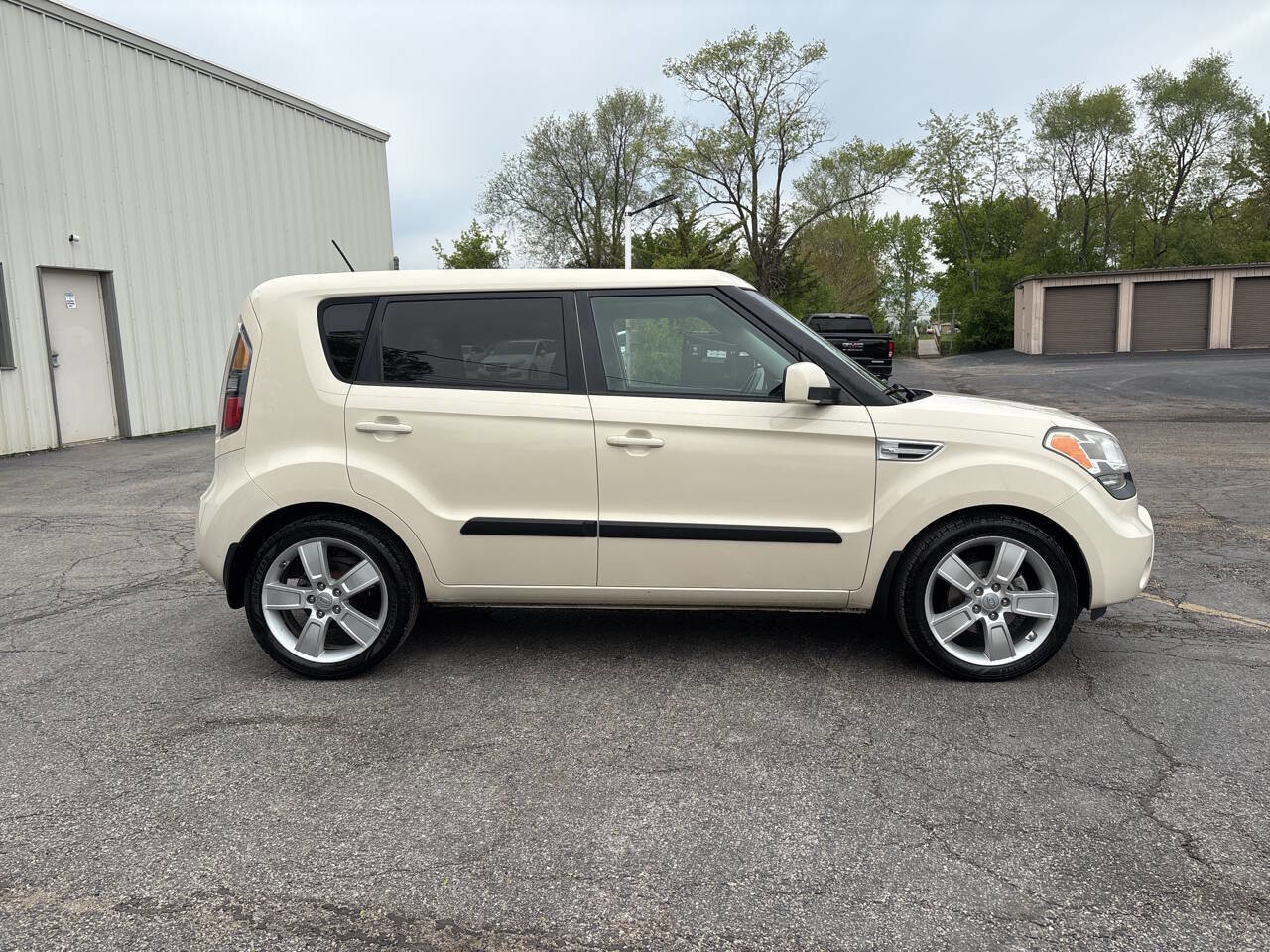Used 2011 Kia Soul ! FWD image 6