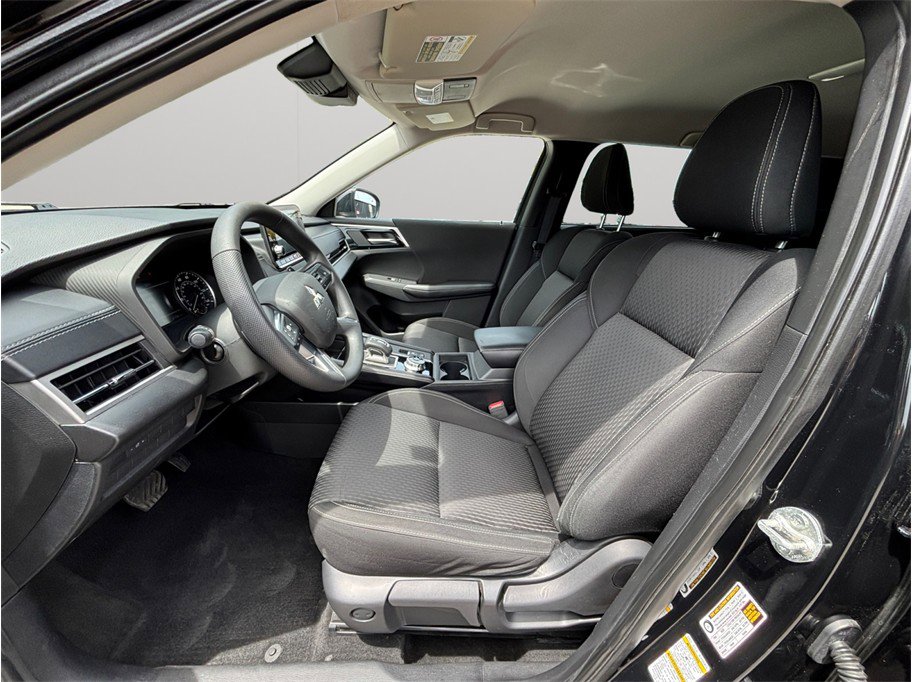 Used 2022 Mitsubishi Outlander ES image 2