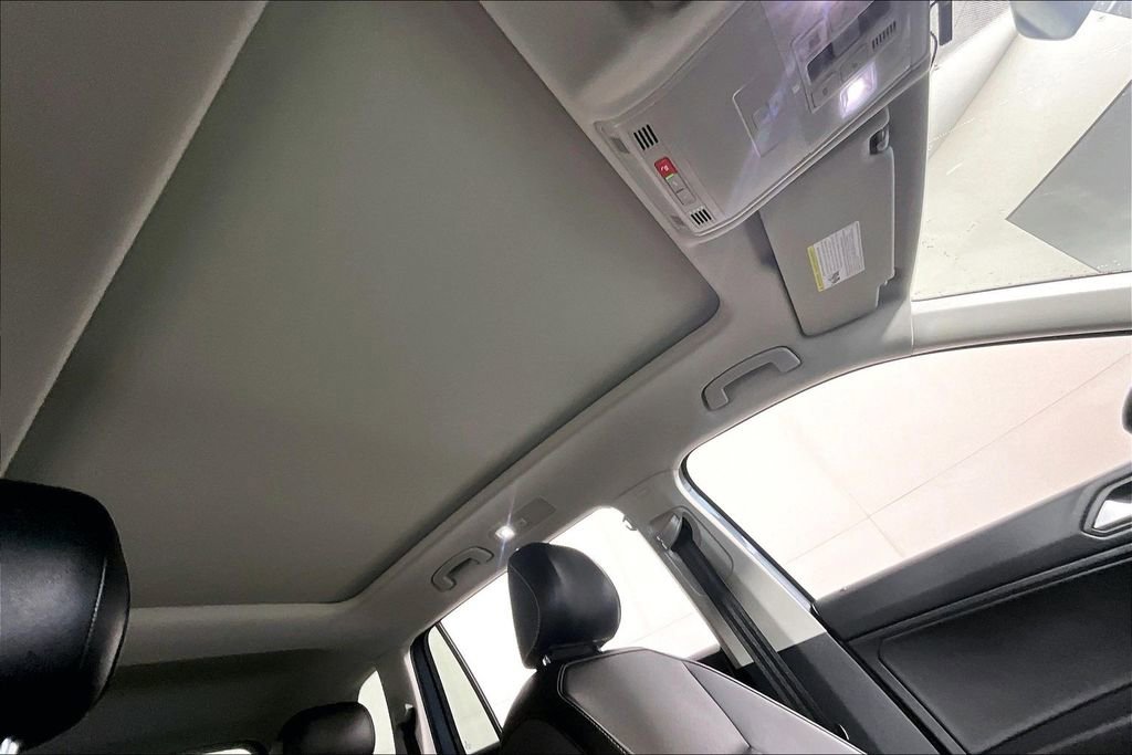 Used 2021 Volkswagen Tiguan SE w/ Panoramic Sunroof Package image 22