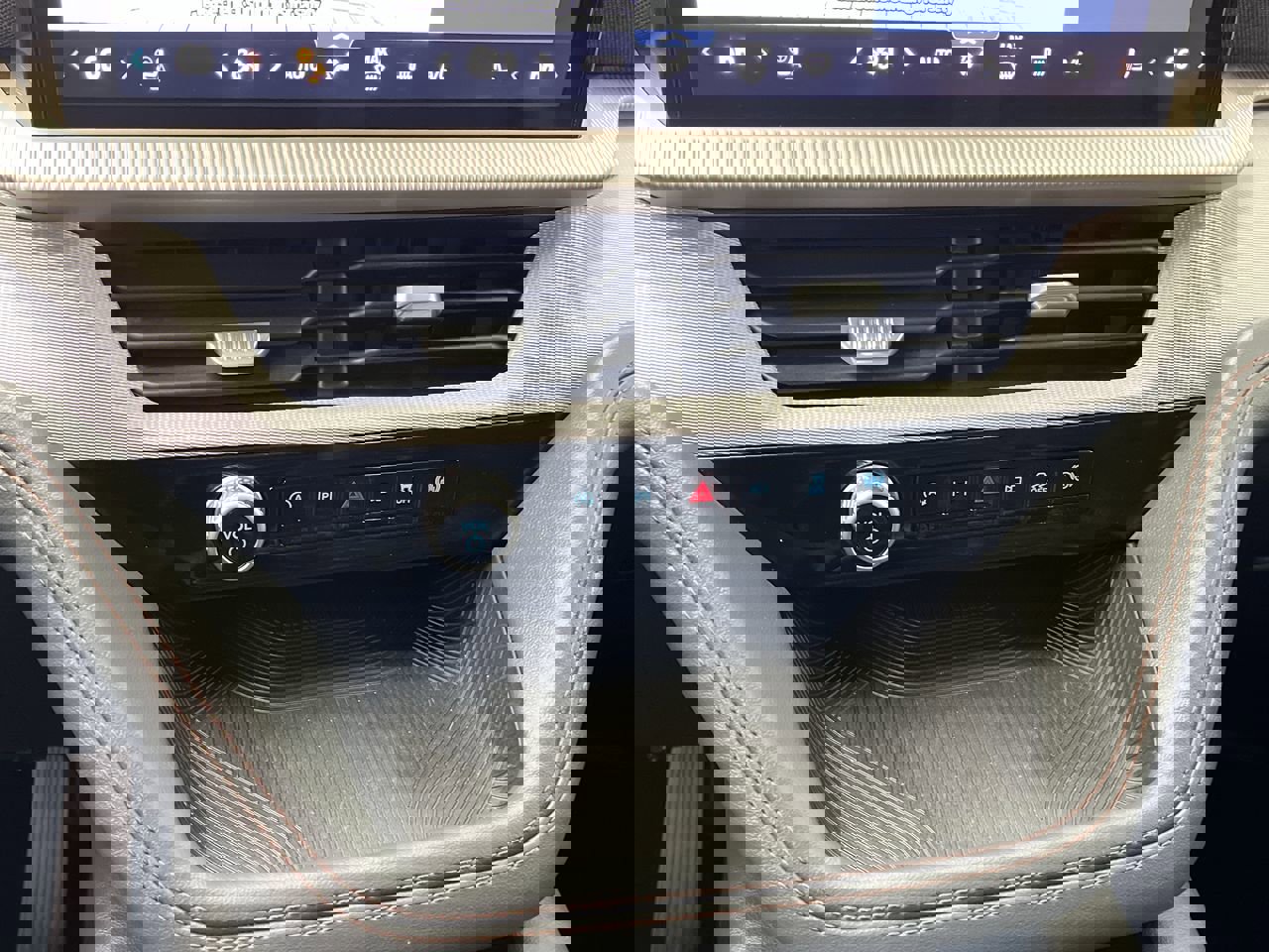 New 2026 Ford Explorer Active w/ Active Comfort Package image 24