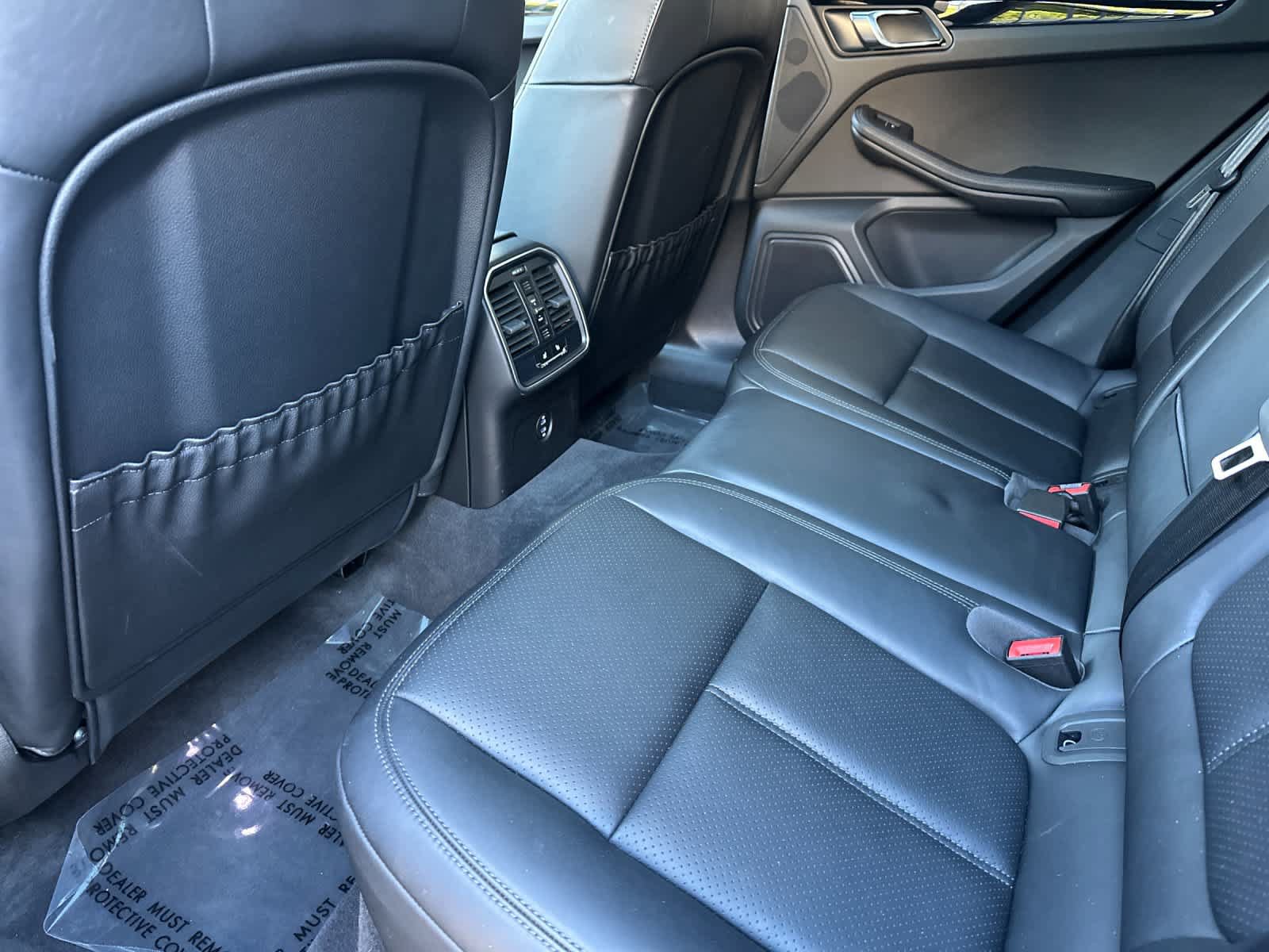 Certified 2025 Porsche Macan AWD/4WD image 13