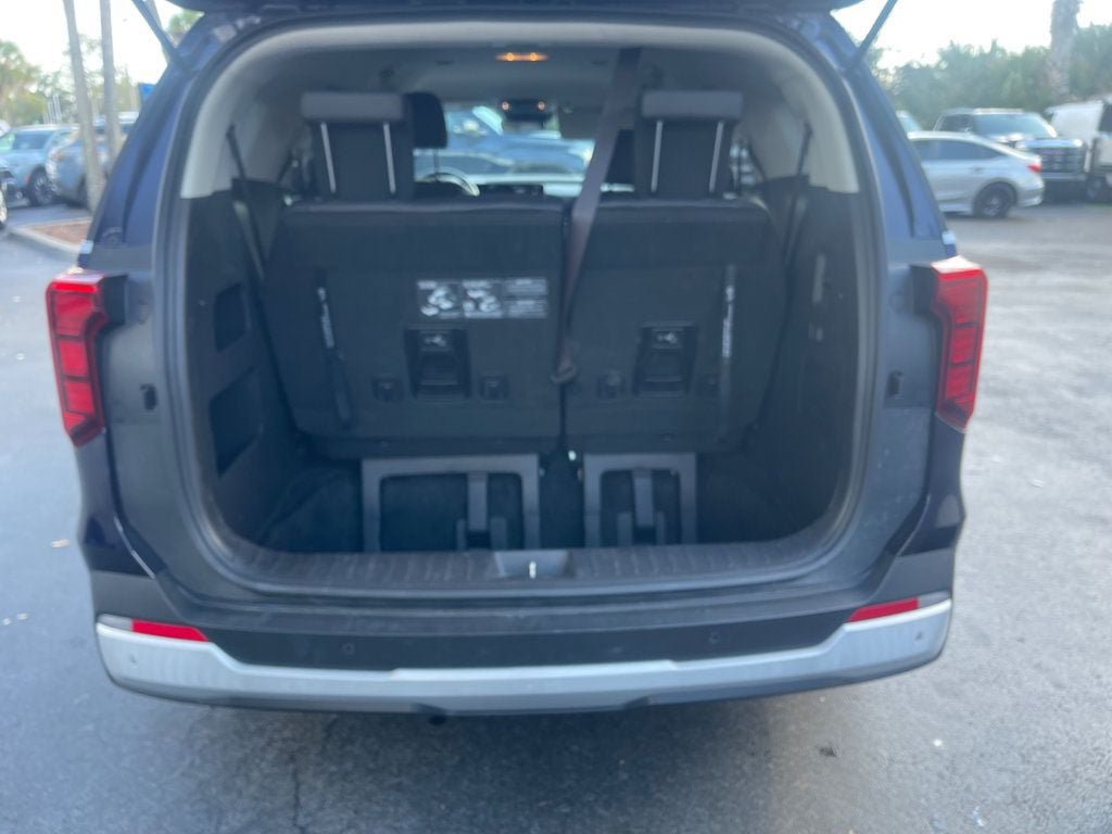 Used 2026 Kia Carnival FWD image 5