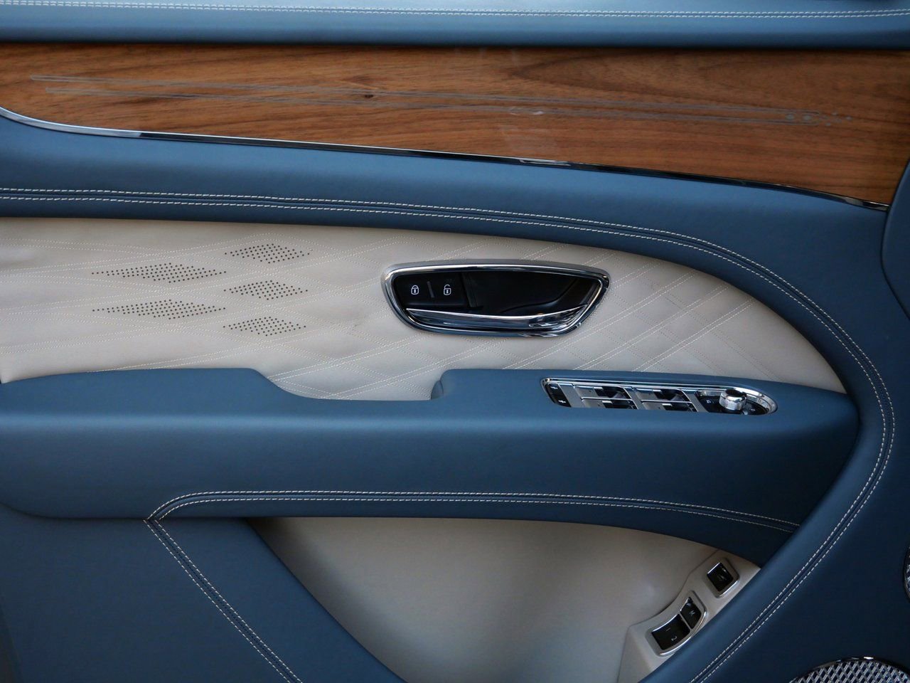 Used 2025 Bentley Bentayga image 14