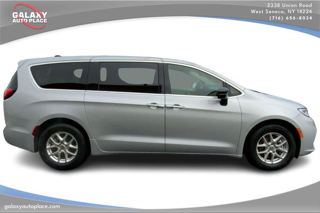 Used 2024 Chrysler Pacifica Touring-L FWD image 4