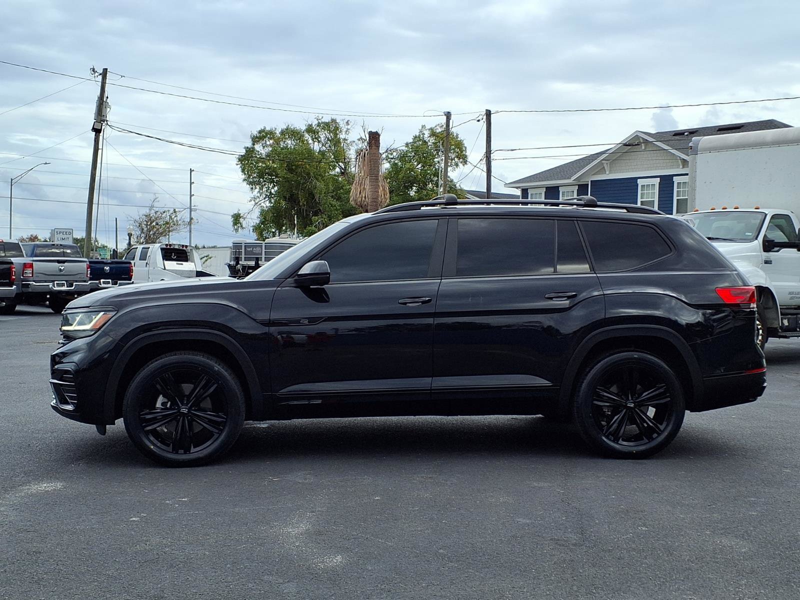 Used 2023 Volkswagen Atlas SEL R-Line image 3